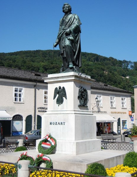 Mozart-szobor Salzburgban